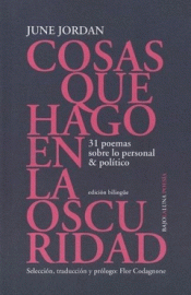 Imagen de cubierta: COSAS QUE HAGO EN LA OSCURIDAD. 31 POEMAS DE LO PERSONAL & POLÍTICO (EDICIÓN BIL